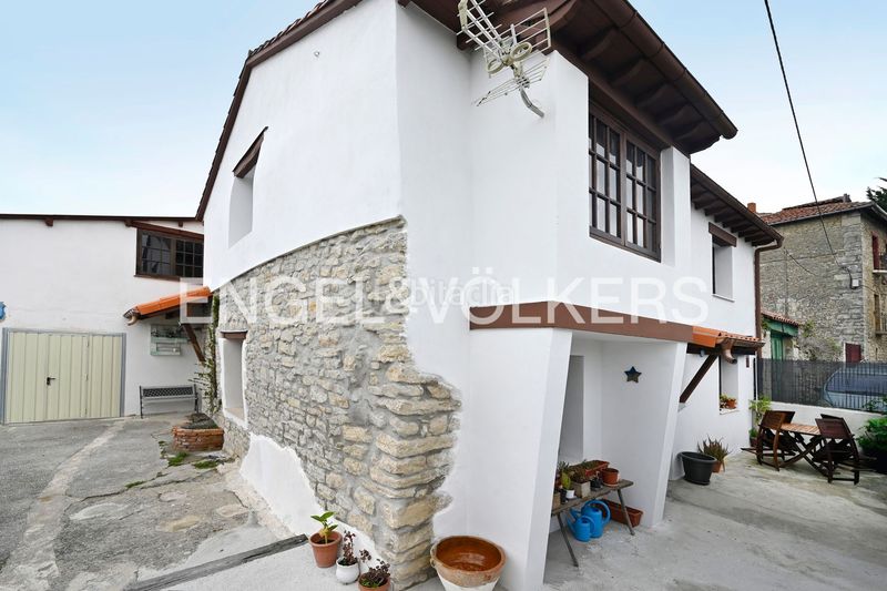 Foto 9a211d66-0ff9-47ea-8a98-121b75782a9e. Casa amb calefacció aparcament a Suances