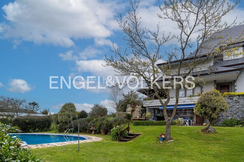 Foto 1a77a974-3bc5-49f6-8d6d-18c76d966537. Casa con riscaldamento parcheggio piscina in Güemes Bareyo