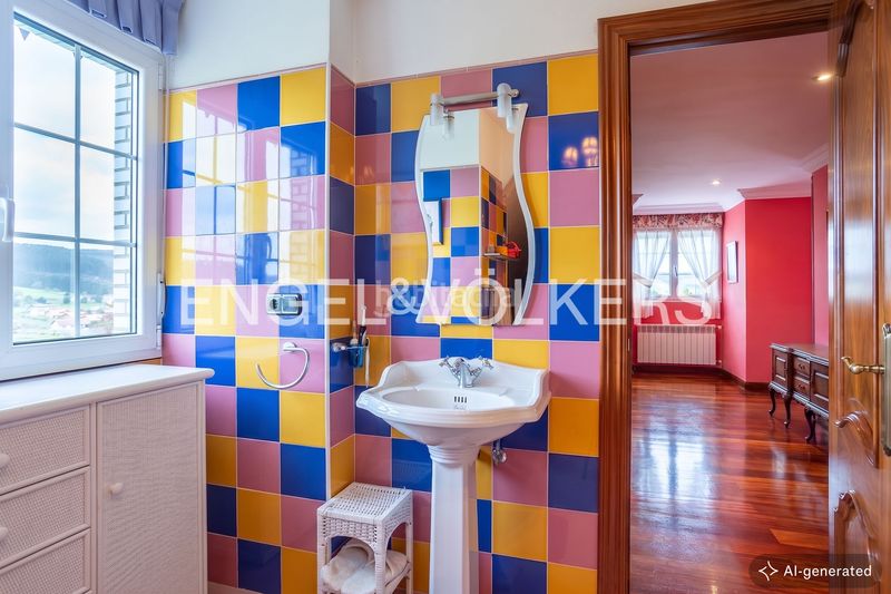 Foto 496b9c36-c28a-4fd3-8fe1-b1c3e47ab97d. Casa con riscaldamento parcheggio piscina in Güemes Bareyo