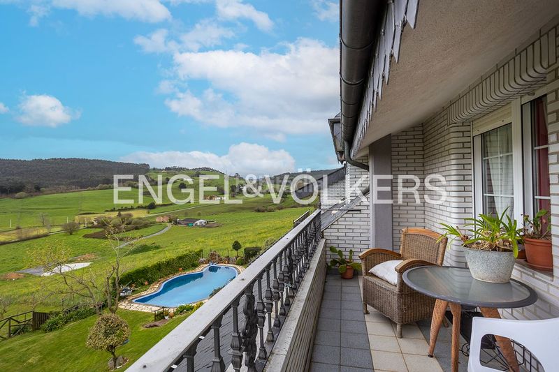 Foto 4b76677f-c6dd-4563-a05a-ccd4e1fec907. Casa con riscaldamento parcheggio piscina in Güemes Bareyo