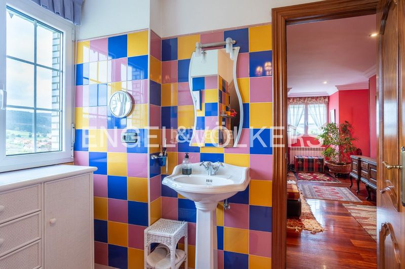 Foto c2df2896-b9fa-4dc5-8f22-56744fa48ba4. Casa con riscaldamento parcheggio piscina in Güemes Bareyo