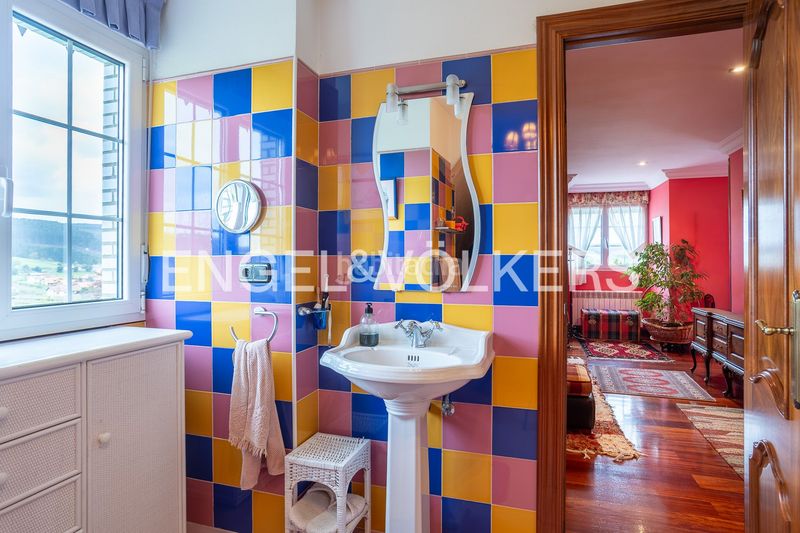 Foto f8d23706-07e5-4ed0-8892-c3aac24c2be2. Casa con riscaldamento parcheggio piscina in Güemes Bareyo