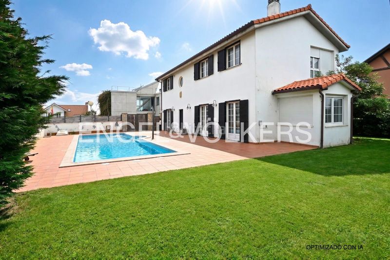 Foto 50a711c8-e81e-43dc-a970-9e8d4f6454b3. Casa amb calefacció piscina a Liencres Piélagos