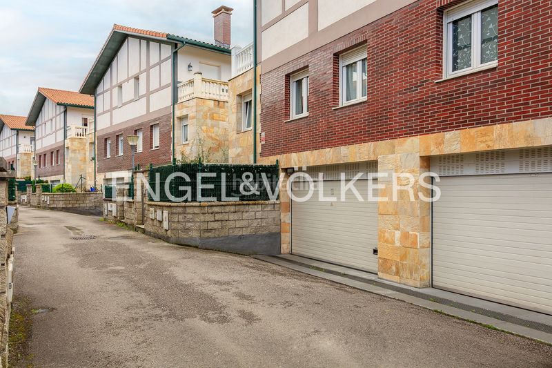 Foto 9d7db80b-5db5-4e59-b744-d2ff35bcf629. Casa amb calefacció aparcament a Samano Castro - Urdiales