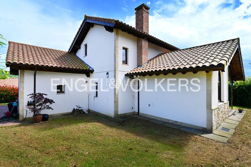 Foto d22f800a-9f65-4f22-bba6-2b380a68d483. Casa magnífica casa independiente en Suances