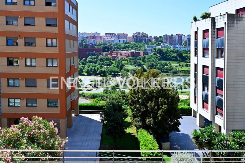 Foto dbe48c3c-7d3f-436a-bdc2-f1e6115077d0. Lloguer pis amb calefacció aparcament piscina a La Pereda Santander