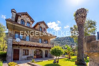 House in Liendo. Casa independiente con jardín, ascensor y tres viviendas en lien