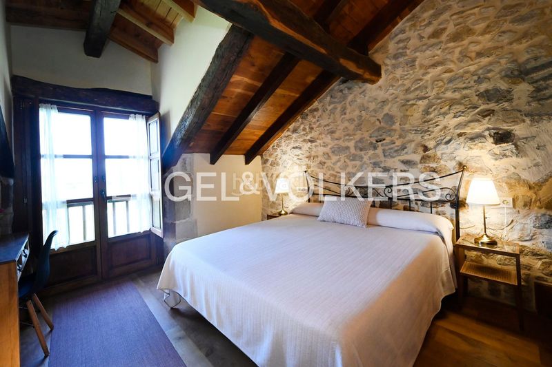 Foto 01c79bae-0408-4309-914f-64c272e8034a. Casa amb calefacció a Mogro Miengo