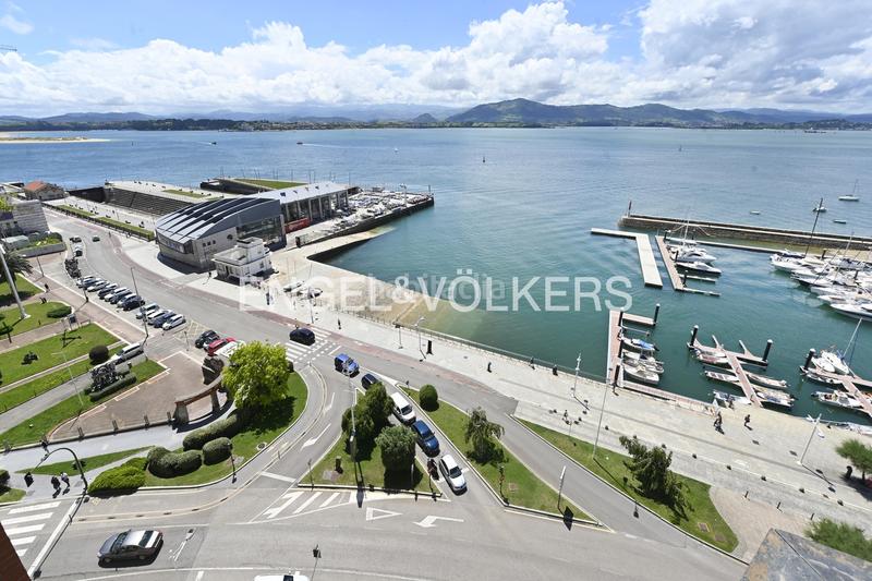 Foto 5764db36-6f24-4a4e-aedd-5f77c6525a1e. Apartamento magnífico piso en castelar con vistas en Santander