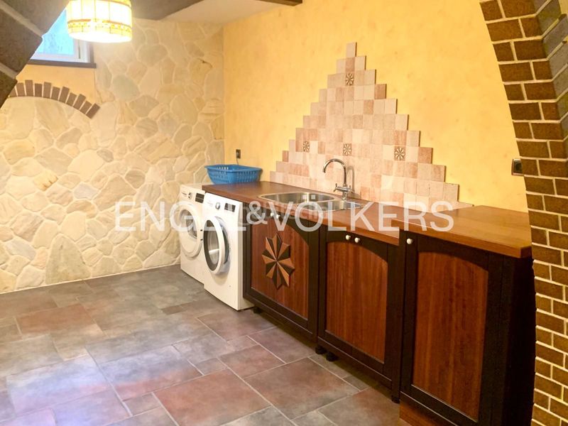 Foto 58a18b9d-560d-49fe-8e41-0e19ab08f221. Casa amb calefacció aparcament a Mompia Santa Cruz de Bezana