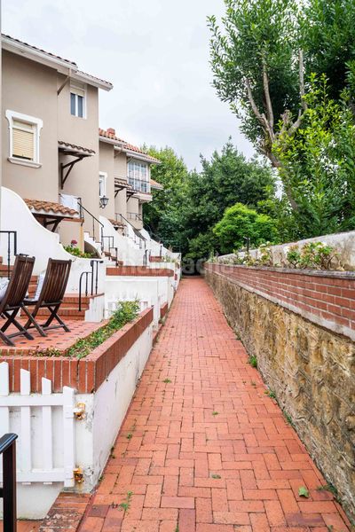 Foto c0a6a6a0-dfe9-4fa5-bd0c-e6dc21145fc7. Casa adossada amb calefacció aparcament a El Sardinero Santander