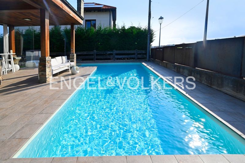 Foto 709d5dc4-3d45-4b8c-9743-78718851babe. Casa amb calefacció aparcament piscina a Liencres Piélagos