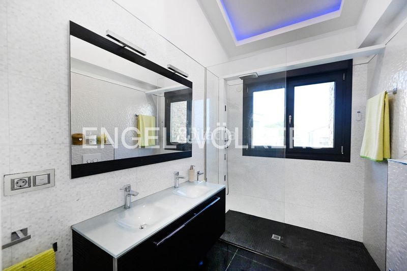Foto a722923f-8ddc-4e3e-8272-e6f33bf11b4d. Casa amb calefacció aparcament piscina a Liencres Piélagos