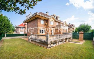 Casa adossada a Sancibrián. Chalet pareado en urbanización privada en bezana