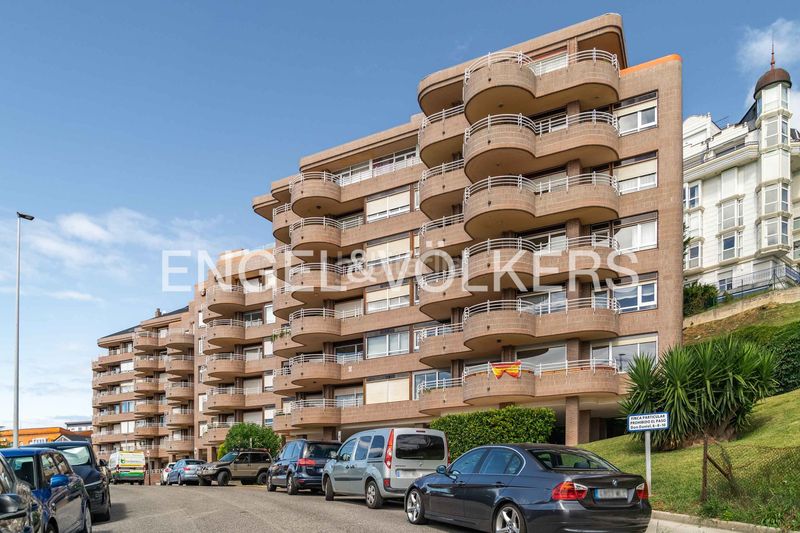 Foto f5cbb45b-9b01-4d19-91e8-b373024adc37. Pis amb calefacció aparcament a Puerto Chico Santander