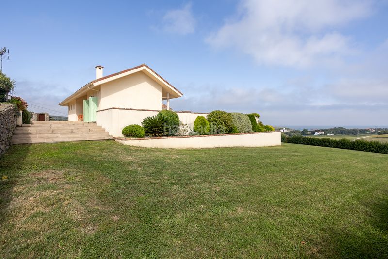 Foto a04aa76b-8207-4237-8736-482c51aaf5b1. Casa amb calefacció aparcament a Ajo Bareyo