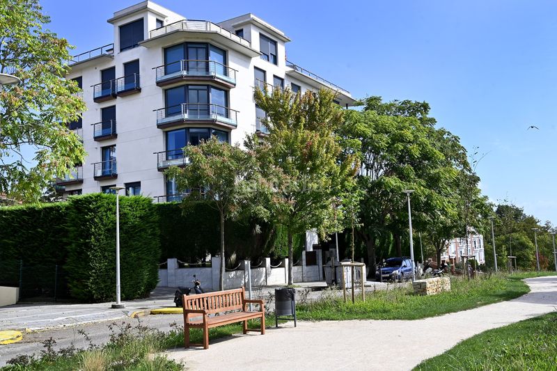 Foto e27df6b6-1cb4-4617-b938-9254322b537b. Rent flat with heating parking pool in Valdenoja Santander