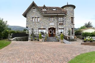 Casa  Castro urdiales. b smano. Singular hotel en castro urdiales