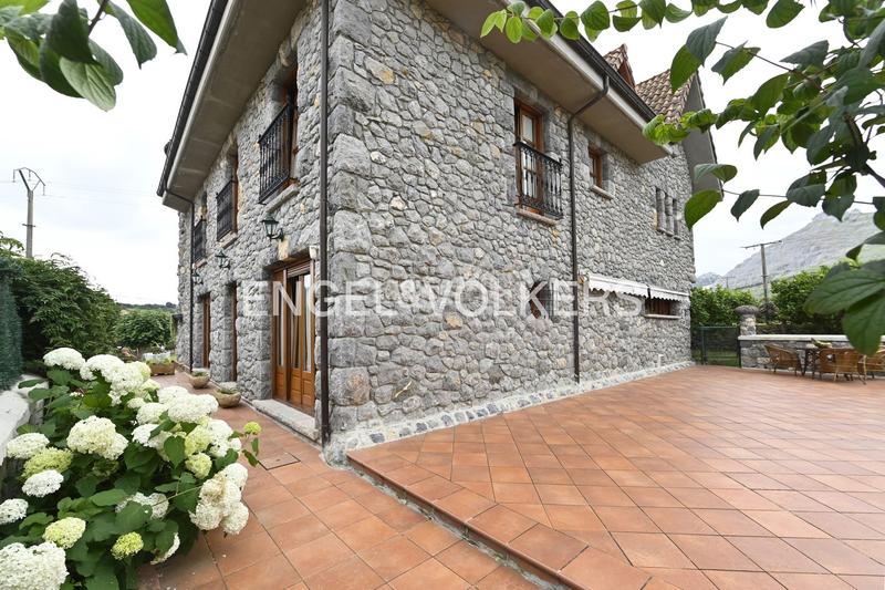 Foto 054247df-46f0-46fa-88a6-fa65b716676a. Casa amb calefacció aparcament a Samano Castro - Urdiales