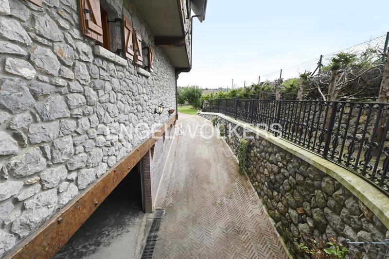 Foto 0ceb2a78-83a1-401f-8c84-65fe0b24093f. Casa amb calefacció aparcament a Samano Castro - Urdiales