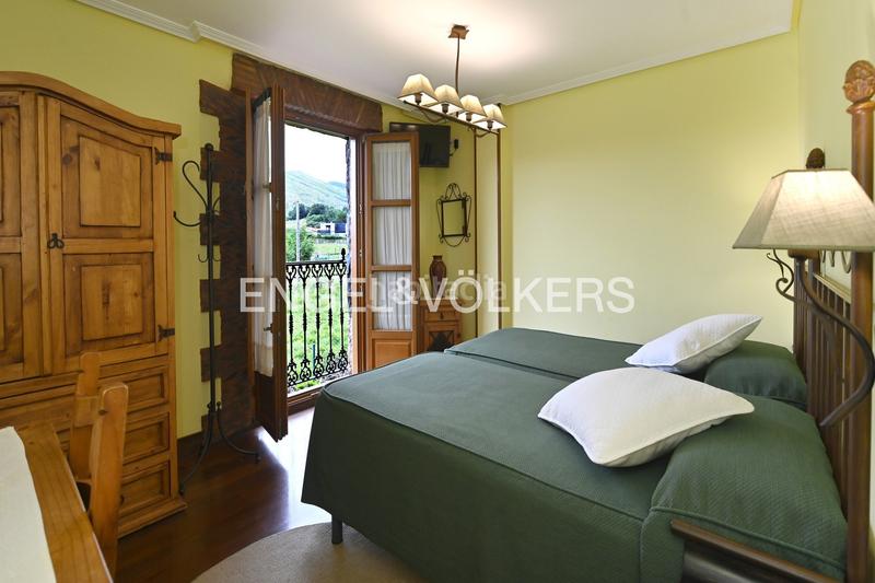 Foto 10eaf83f-1f99-4790-bf4d-5eb2778ef5b9. Casa amb calefacció aparcament a Samano Castro - Urdiales