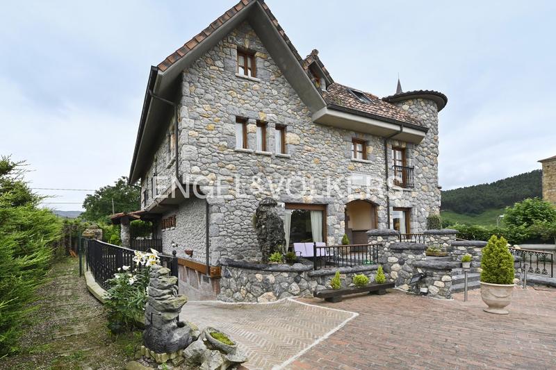 Foto 63267900-5d93-417c-a936-c3711a4114aa. Casa amb calefacció aparcament a Samano Castro - Urdiales