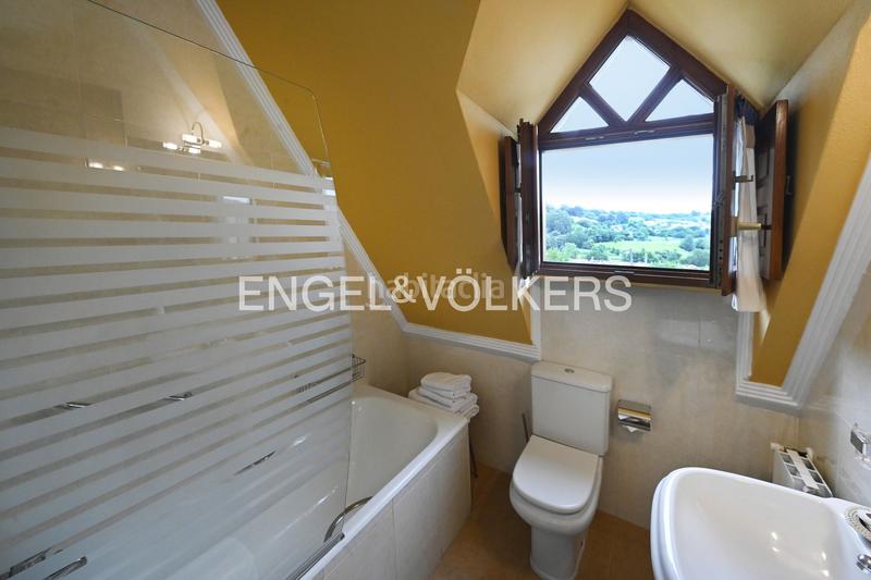 Foto 7203eb9a-2341-4e61-8973-8e4b2ad8cc68. Casa amb calefacció aparcament a Samano Castro - Urdiales
