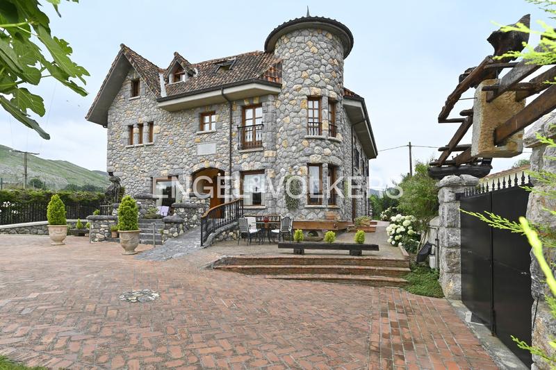 Foto bc53b31e-b7f6-4d2d-85fc-17de37695631. Casa amb calefacció aparcament a Samano Castro - Urdiales