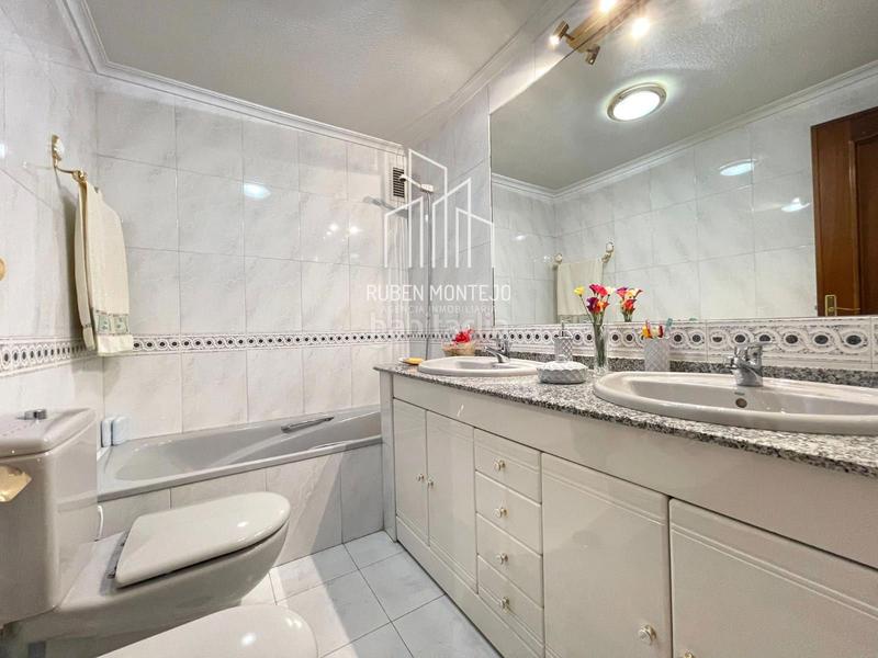 Foto 0510a2d8-3477-412e-94d3-aff7d5af3193. Flat with heating parking in Carmelitas Salamanca