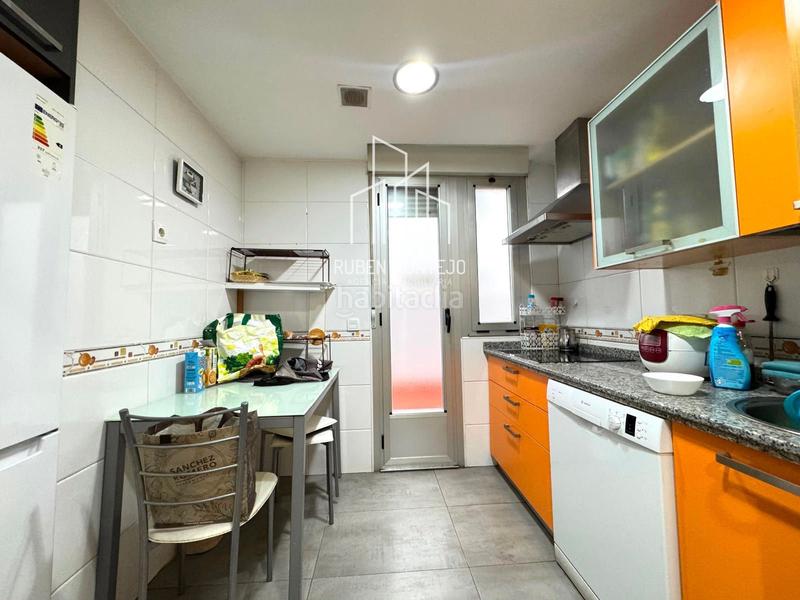 Foto b0b3c69f-c78d-4cf9-bff3-b9b7df16ac68. Flat with heating in Carmelitas Salamanca