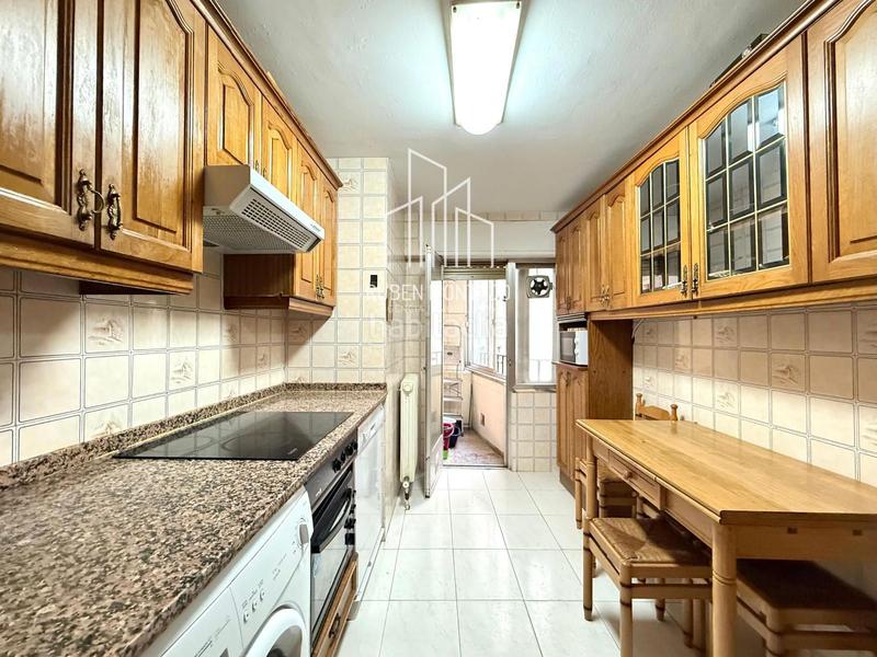 Foto c97d6feb-4dec-4568-9044-83ce0398528c. Flat with heating parking in Carmelitas Salamanca