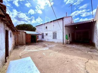 House in Gomecello. Vivienda unifamiliar con buhardilla, patio, garaje y varias esta