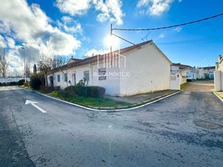 Casa bifamiliare  Gravina. Vivienda unifamiliar a reformar en barrio de la vega
