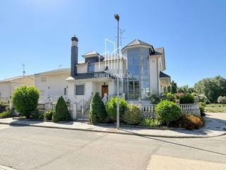Casa adosada  N/a. Exclusiva vivienda unifamiliar en cabrerizos con jardín