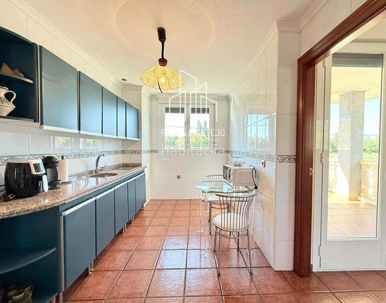 Foto c873d788-aa47-4f22-b442-de52c0e3c3f9. Casa adossada amb calefacció aparcament a Cabrerizos