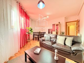 Flat  Escuelas. Amplia y soleada vivienda con garaje