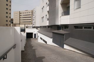 Miete Autoparkplatz in Calle profesor luis molina gómez 4. Se alquilan plazas de garaje para dos coches en calle arabial