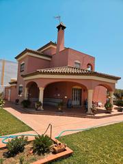 Chalet en Los Gallos. Estupendo chalet urbano.