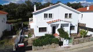 Casa adossada  El alcornocal. Vive rodeado de naturaleza chalet con patio y terraza en cala hu