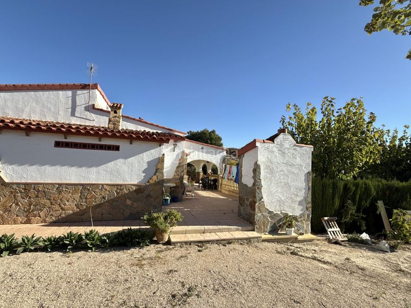 Foto 19b49843-f1cc-4334-8804-843cfa41c9f8. Xalet amb calefacció aparcament piscina a Novelda