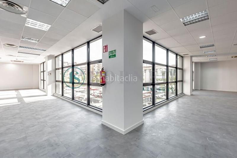 Foto bff3b5c7-9a9e-418a-b421-d8c67fb4f867. Alquiler oficina manoteras, 32 b planta 5 completa en Madrid