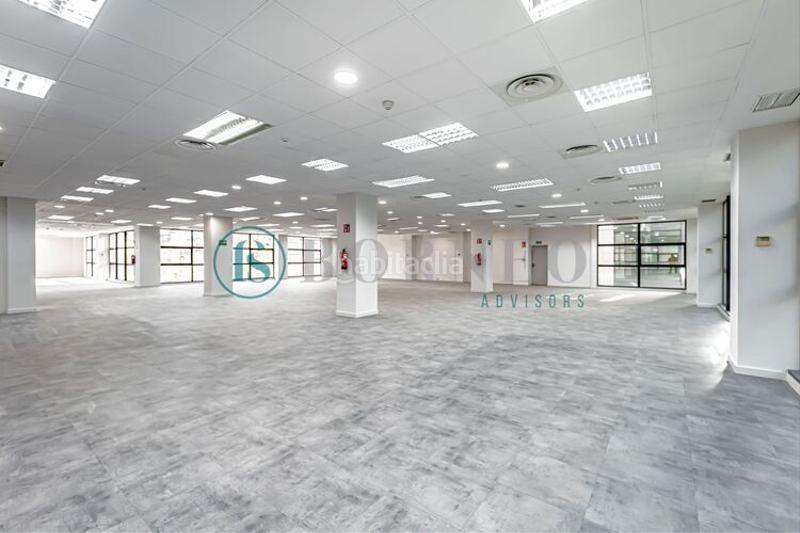 Foto 596ea3b6-6d21-4f21-821c-a688579b4236. Miete büro in Virgen del Cortijo-Manoteras Madrid
