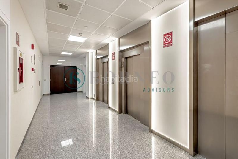 Foto 8da10484-7721-48a5-b1ee-b2ea8890baf4. Miete büro in Virgen del Cortijo-Manoteras Madrid