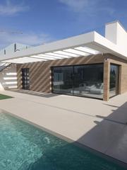 Chalet in Las Lomas de Rame-Bahía Bella. Supervillas de lujo con piscina y solarium frente al campo de go