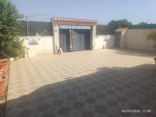 Xalet a Centro. Chalet con parcela para piscina en la urbanizacion bahia bella j