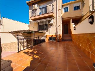 Casa adossada a Calle rosalía de castro 8. Amplia casa adosada para entrar a vivir ogijares