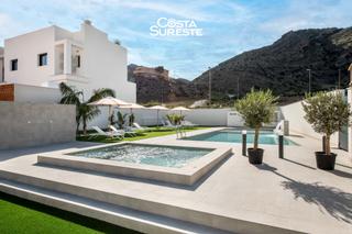 Casa aparellada a Cox. Chalet pareado en cox