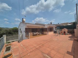Casa  Carrer del penedès. Casa idel para dos familias