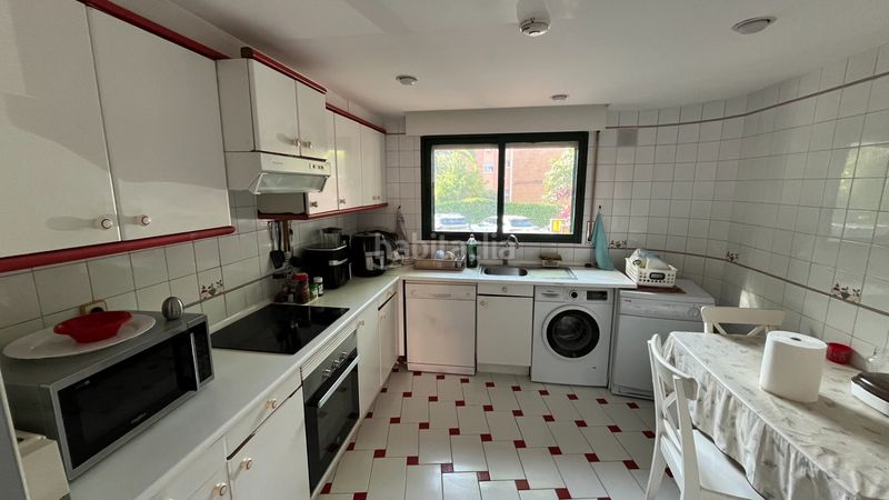 Foto fdf479fb-c14d-4b18-b377-3f4fa9042295. Casa adossada amb xemeneia calefacció aparcament piscina a Villanueva del Pardillo