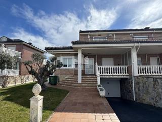 Casa pareada en Torre clavero 28. Exclusivo chalet en albahonda amplitud, confort y vistas privile